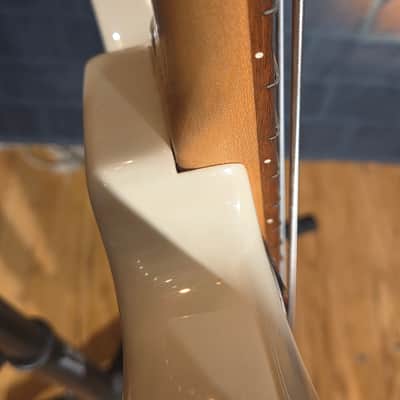Peavey USA Axcelerator Plus 4-String Bass Vintage White image 9