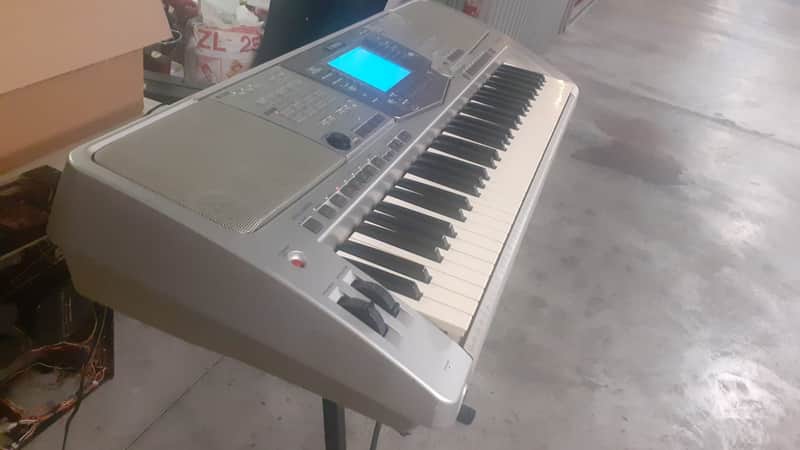 Yamaha psr 2100 Digital Keyboard with original power supply great