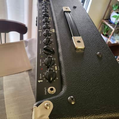 Traynor YCV50B Custom Valve 50-Watt 1x12" Guitar Combo image 5