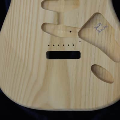 1 Piece 40yr Aged Pine Strat Style body - 3lbs 3oz #3674 *IMPORT CHARGES INCLUDED image 4
