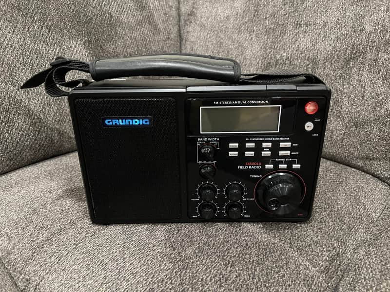 Grundig S450DLX Field Radio image 1