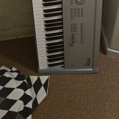 Korg Triton Pro 76-Key 62-Voice Polyphonic Workstation 1999 - 2000 - Silver
