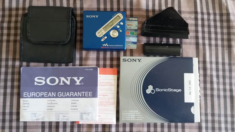 Sony MZ-N710 Minidisc recorder with accessories image 1