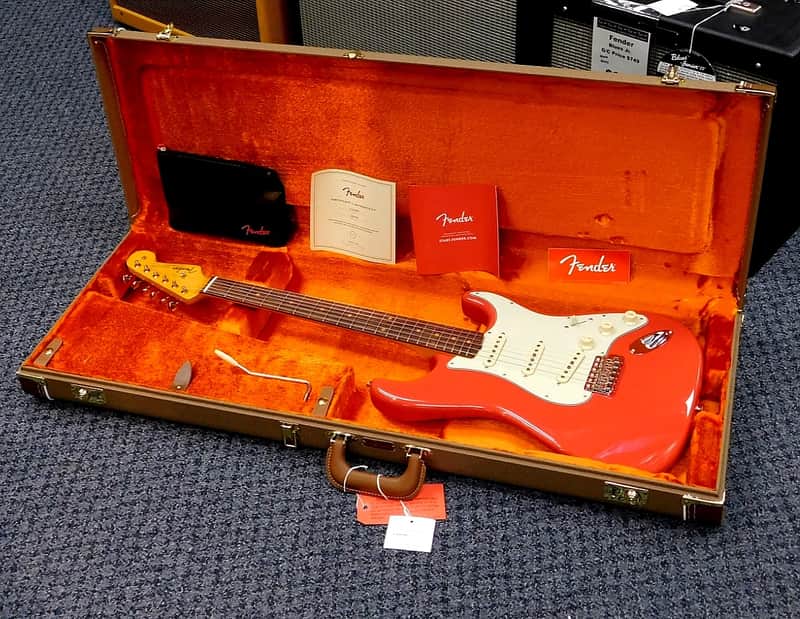 2025 Fender American Vintage II 1961 Stratocaster w/Case! Fiesta Red! VERY NICE!!!