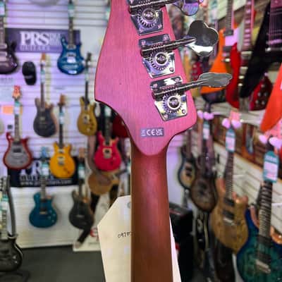 Fender Kingman™ Bass, Walnut Fingerboard, Black Pickguard, Shaded Edge Burst image 7