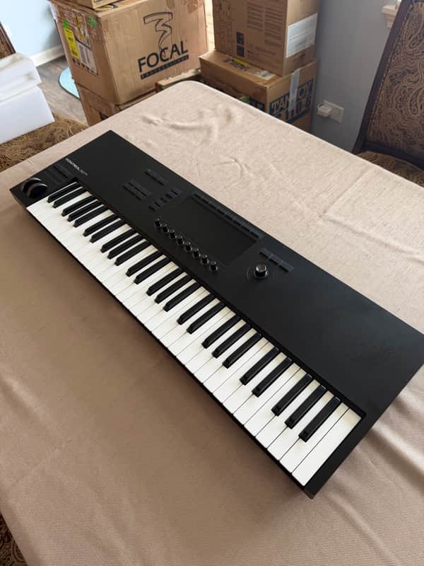 Native Instruments S61 Komplete Kontrol MK3 keyboard w polyphonic aftertouch 2023 - Black