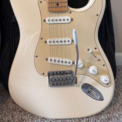 Fender Mexican Stratocaster - 2012 - Arctic White image 3