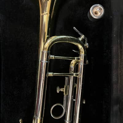 Trumpet with case and mouthpiece, Accent brand image 5