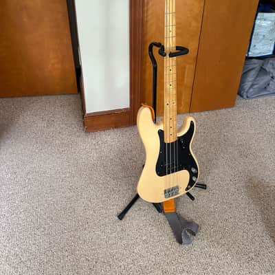 Fender '50s Precision Bass with Maple Fretboard image 10
