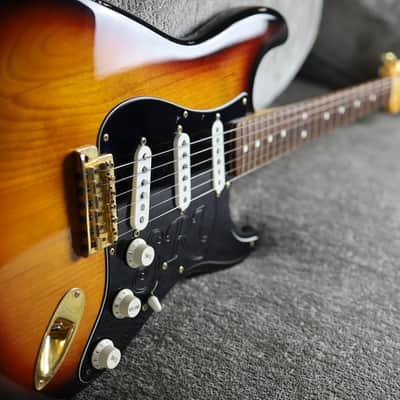 Fender Stevie Ray Vaughan Stratocaster with Pau Ferro Fretboard 1995 - 3-Color Sunburst image 22