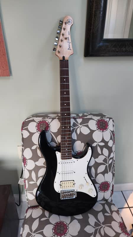 Yamaha PAC012 Pacifica HSS w/setup electric guitar 2002 made in Taiwan image 1