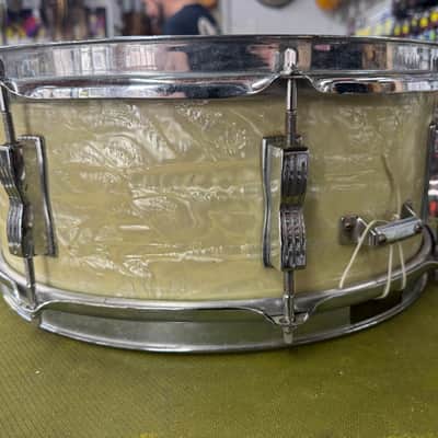 Ludwig No. 900 Super Classic 5.5x14" 8-Lug Snare Drum with P-87 Strainer, Keystone Badge 1960s - white marine pearl image 4