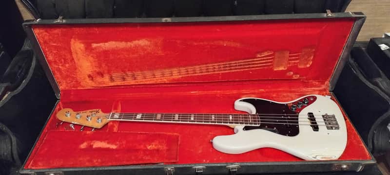 Fender Jazz Bass 1978 Olympic White – All Original Electronics – Vintage Hard Case + Manual image 1