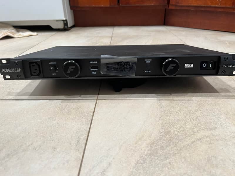 Furman PL-PRO-DMC E Power Conditioner with Voltmeter Black image 1