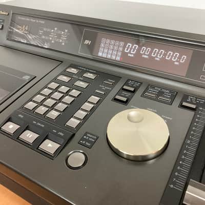 Technics SL-P1200 Compact Disc Player image 2