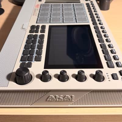 Akai MPC Live III Standalone Sampler / Sequencer 2025 - Present - Gray image 3