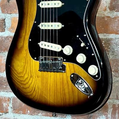 Fender American Ultra Luxe Stratocaster with Maple Fretboard 2021 - 2024 - 2-Color Sunburst