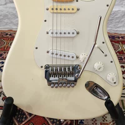 VINTAGE MIJ! Fender ST-557 Stratocaster Vintage White w/ Original One Piece Curly Maple Neck 1985-1987 Japan