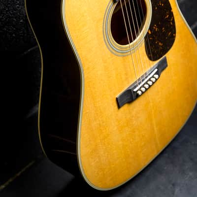 Martin D-28 - Natural image 4