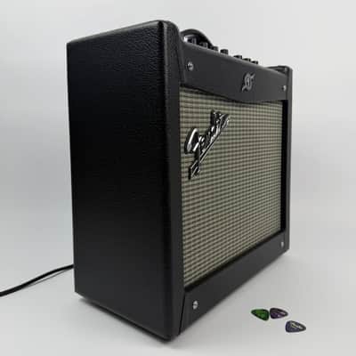 Fender Mustang I V.2 2015 - Black with silver/gray cloth image 7
