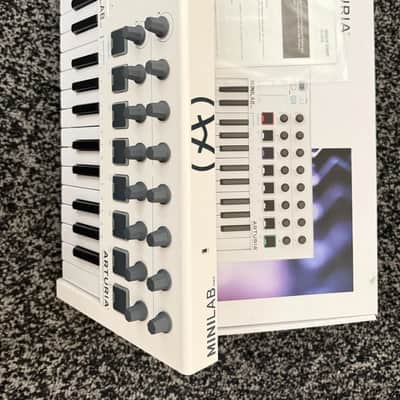 Arturia MiniLab MkII 25-Key MIDI Controller 2017 - Present - White image 1