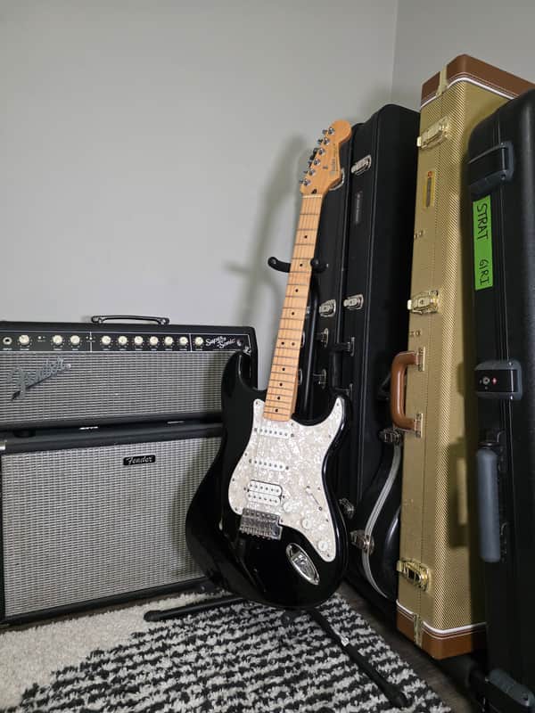 Fender Standard Stratocaster with Maple Fretboard 2003 - Black image 1