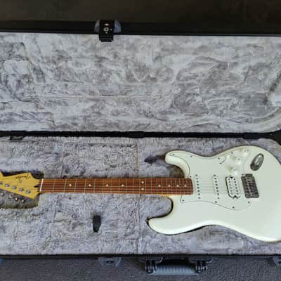 Fender Player Stratocaster HSS with Pau Ferro Fretboard - Polar White image 11