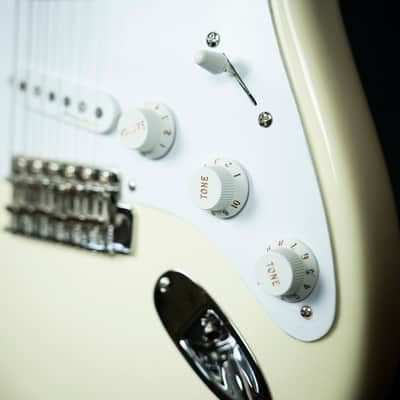 Fender Eric Clapton Stratocaster Maple Fingerboard Olympic White (US22016693) image 12