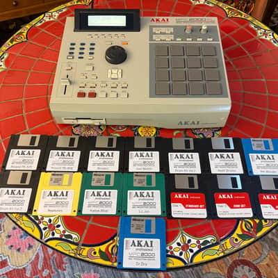 Akai MPC2000XL - EXCELLENT! New Pad Sensors and Awesome Library!