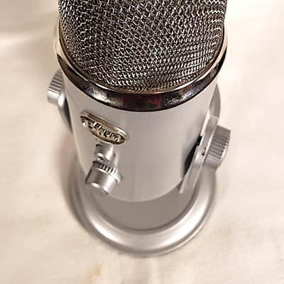 Blue Yeti Professional Multi-Pattern USB Condenser Microphone - Silver image 4