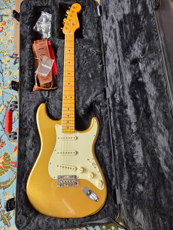 Fender 60th Anniversary Limited Edition American Standard Stratocaster with Maple Fretboard 2014 - 2015 - Mystic Aztec Gold