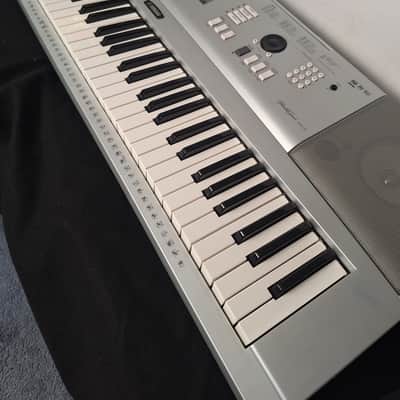 Yamaha DGX-220 76 Key Portable Grand Keyboard - Silver