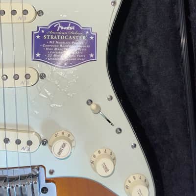 Fender American Deluxe Stratocaster V-Neck with Maple Fretboard 2-Color Sunburst image 3