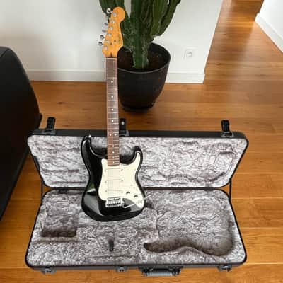Fender Stratocaster Elite 1983 - Black and white image 2
