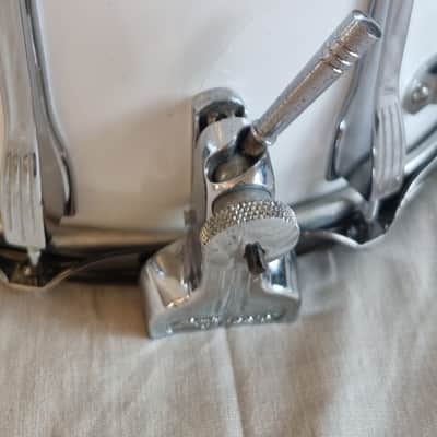 Ludwig 1979 14"x10" Challenger II Parade Marching Drum 1979 - 10 lug - White cortex image 2