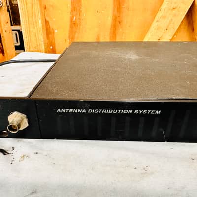 Shure UA840A-UA UHF Antenna Distribution System - 782-806 MHz - Working image 3