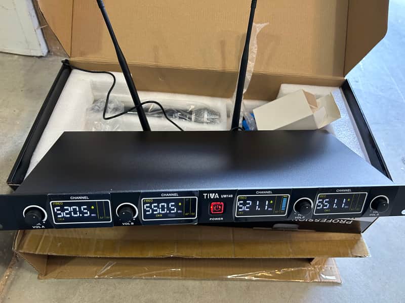 4 handheld wireless microphone system UHF image 1