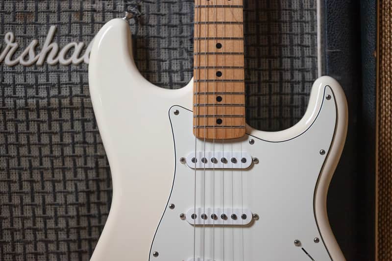 ギター Fender Mexico Stratcaster Standard 2017 2017 Fender Mexico Stratocaster Standard - in Olympic White