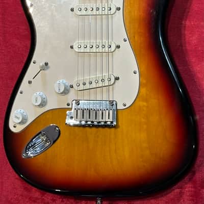 Fender American Standard Stratocaster with a maple Fretboard 1998 - 2002 3-Color Sunburst image 2