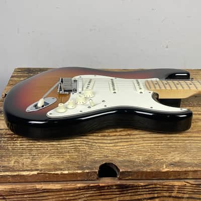 Fender American Series VG Stratocaster with Maple Fretboard 2007 - 2009 - 3-Color Sunburst image 15