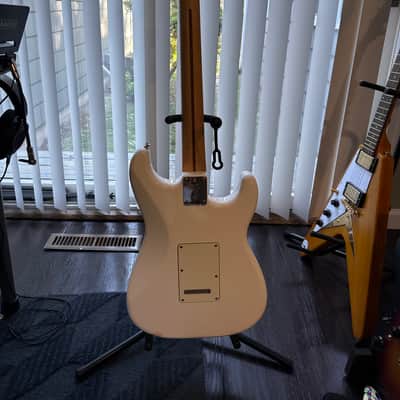 Fender Standard Stratocaster Left-Handed with Maple Fretboard 2006 - 2017 - Arctic White image 5