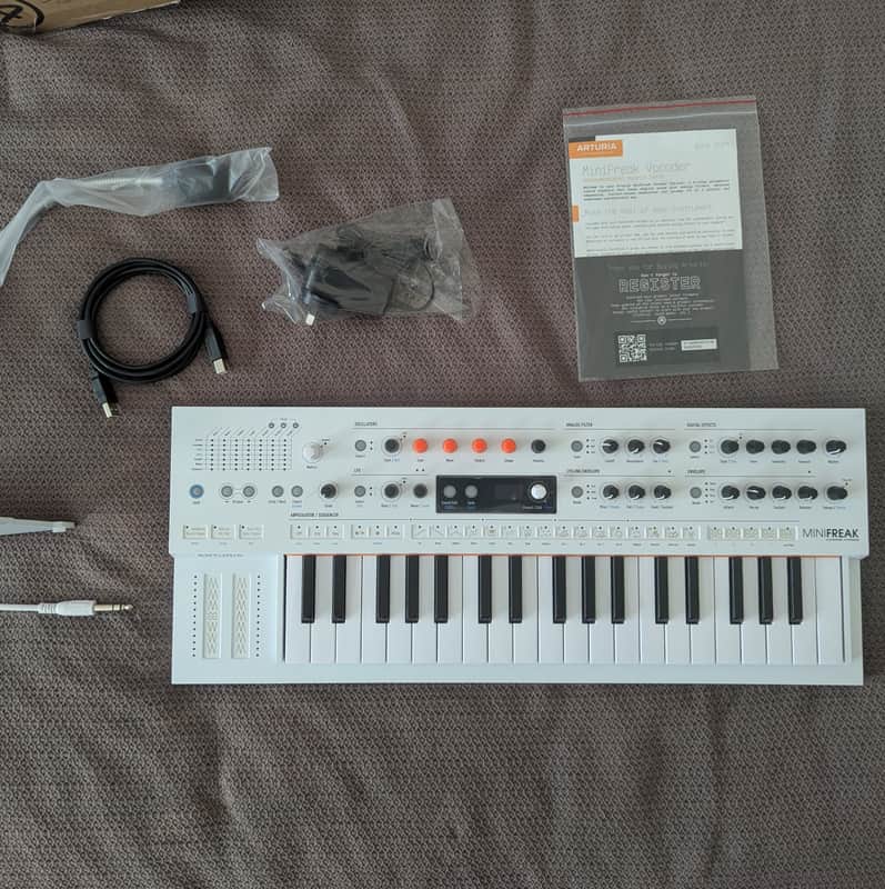 Arturia MiniFreak Vocoder 37-Key 6-Voice Polyphonic Hybrid Synthesizer 2025 - Present - White image 1