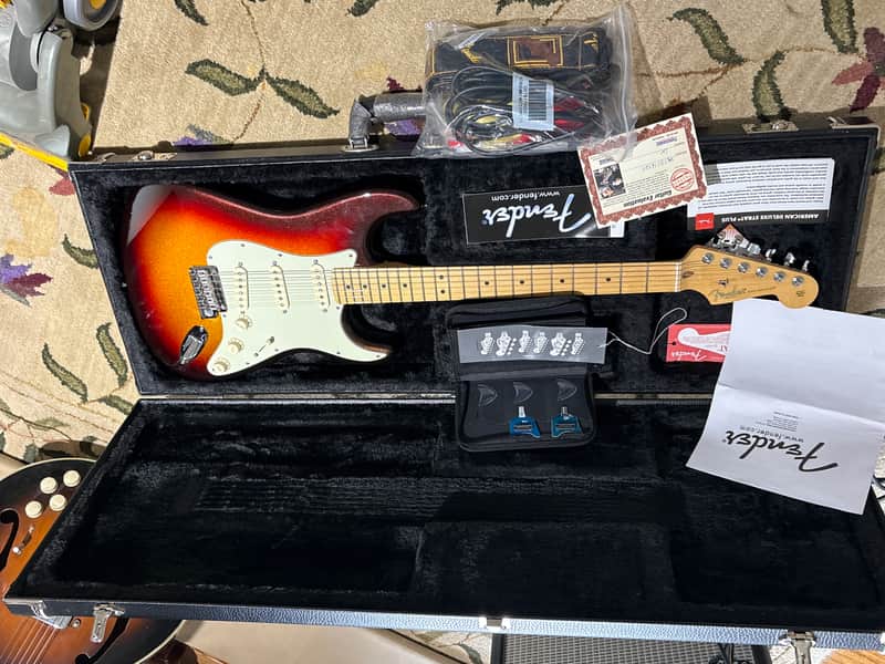 Fender Deluxe Plus Stratocaster 2016 - Metallic Sunburst image 1