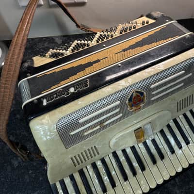 Settimio Soprani Violin/Organ Accordion Made In Italy 41 Key 120 Bass image 3