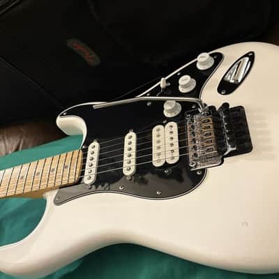 2022,Fender Player Stratocaster® Floyd Rose® HSS/MIM/Polar White..Fender Gig Bag. image 2