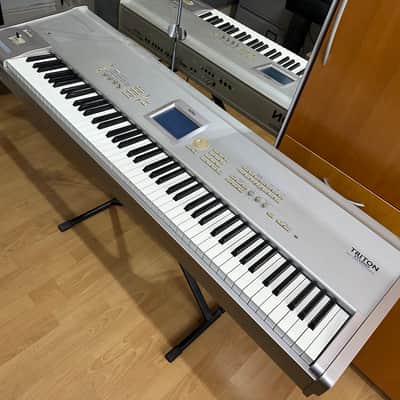 Korg Triton Studio 88-Key 120-Voice Polyphonic Workstation 2002 - 2005 - Silver image 8