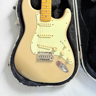 Fender Big Apple Stratocaster with Maple Fretboard 1997 - 2000 - Shoreline Gold image 2
