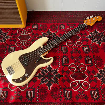 Mojo Dojo – Olympic White Precision Bass – AV II Neck – Custom Shop Pickup – PLEK + Pro Setup – Excellent Player image 10