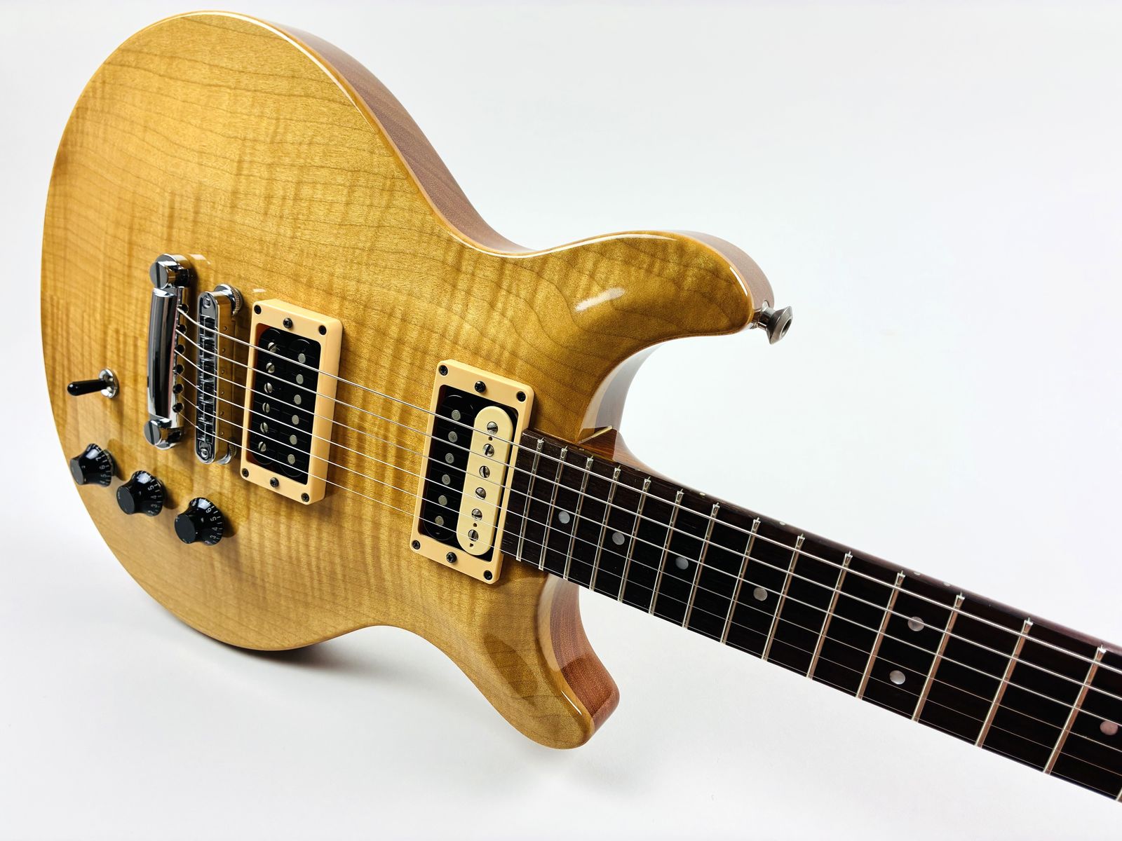 https://rvb-img.reverb.com/i/s--0usuEwEs--/quality=medium-high,height=1600,width=1600,fit=contain/2d2d8c27-e0ba-4ce9-9302-0cef00bbe5b7.jpeg