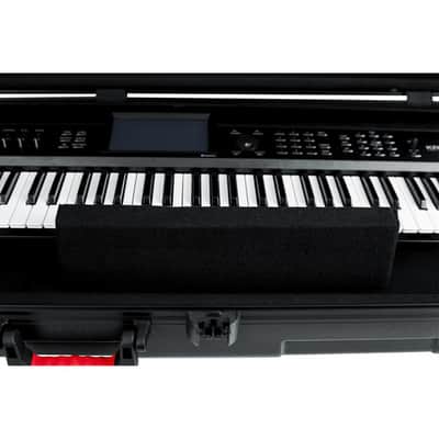 Gator TSA Series ATA Molded Polyethylene Keyboard Case w/ Wheels for 76-note Keyboards GTSA-KEY76 image 8